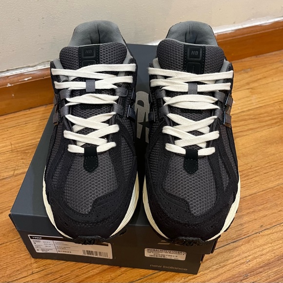 New Balance 1906F Sneakers
Color: Phantom / Dark Mushroom - Picture 5 of 10